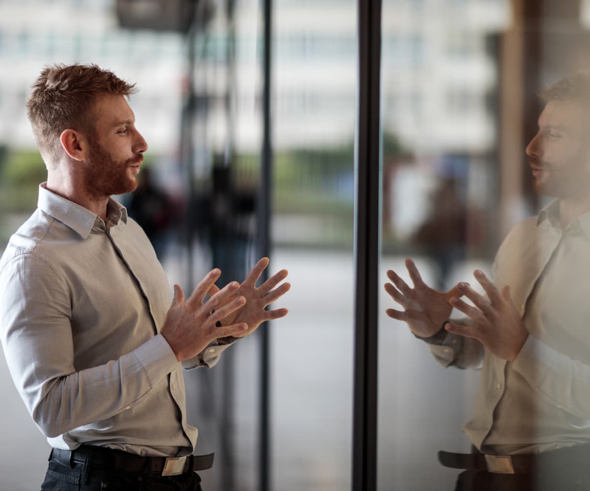 Homme face à un miroir